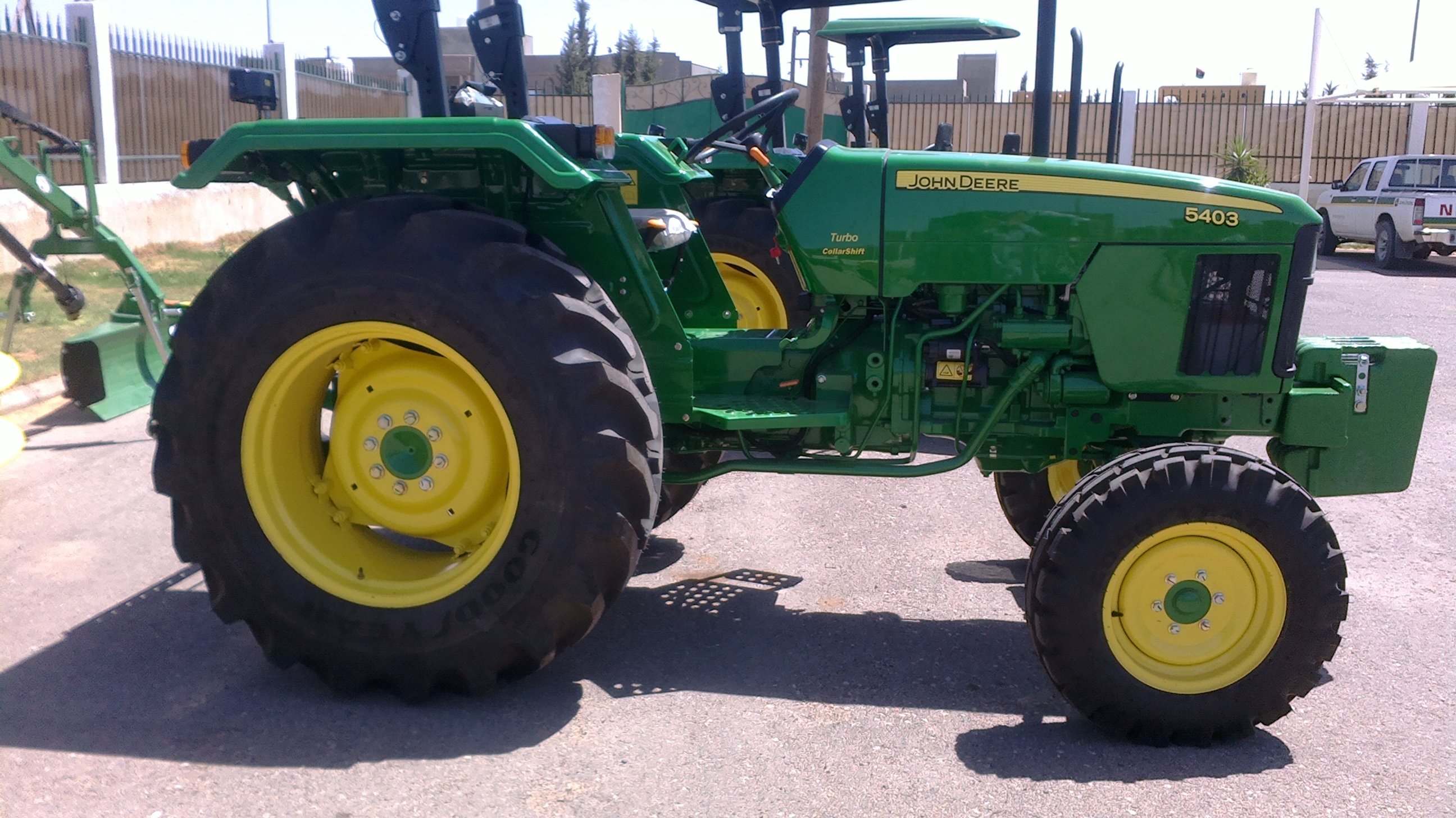 John Deere 5045. 